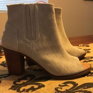 New. Tom Boots. 9.5 Size. Light Grey. Suede Like.